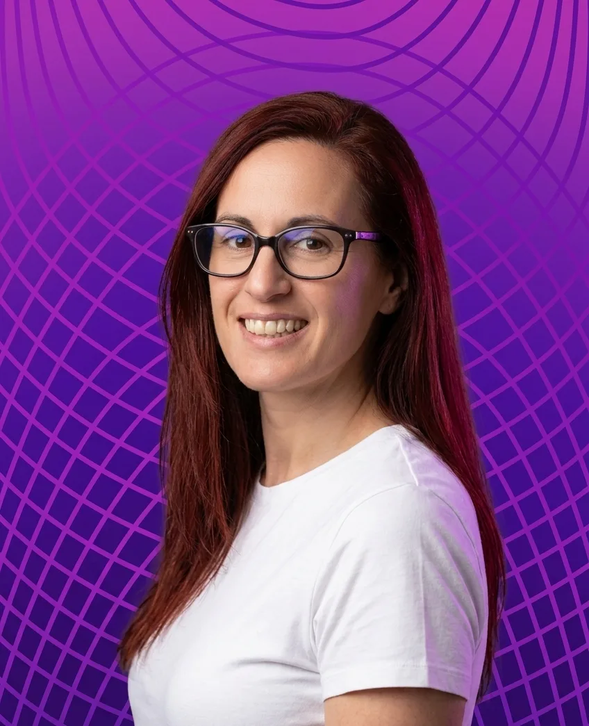 Florence, fondatrice de Symetree, souriante sur fond violet à ondes topographiques