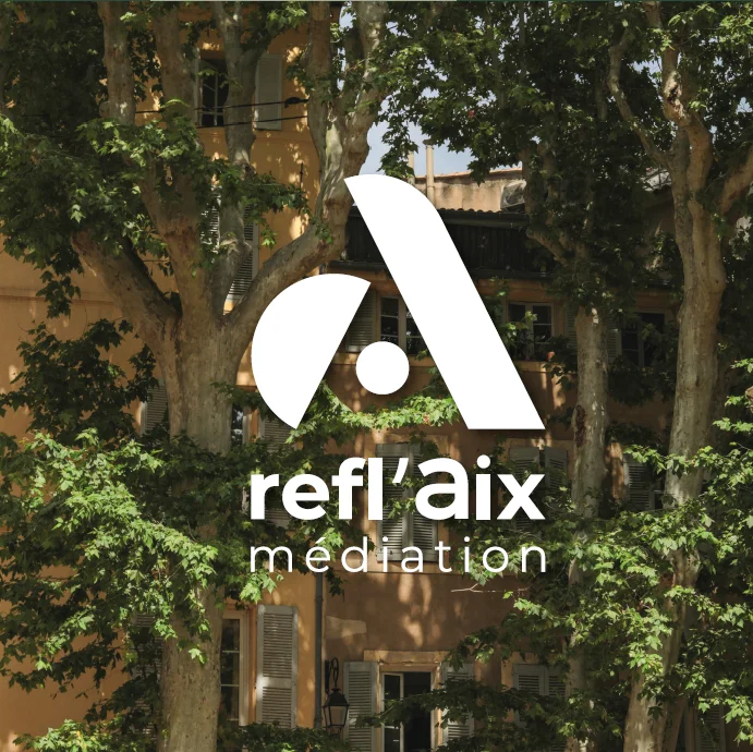 Logo icône de refl'Aix Médiation sur une photo d'Aix-en-Provence
